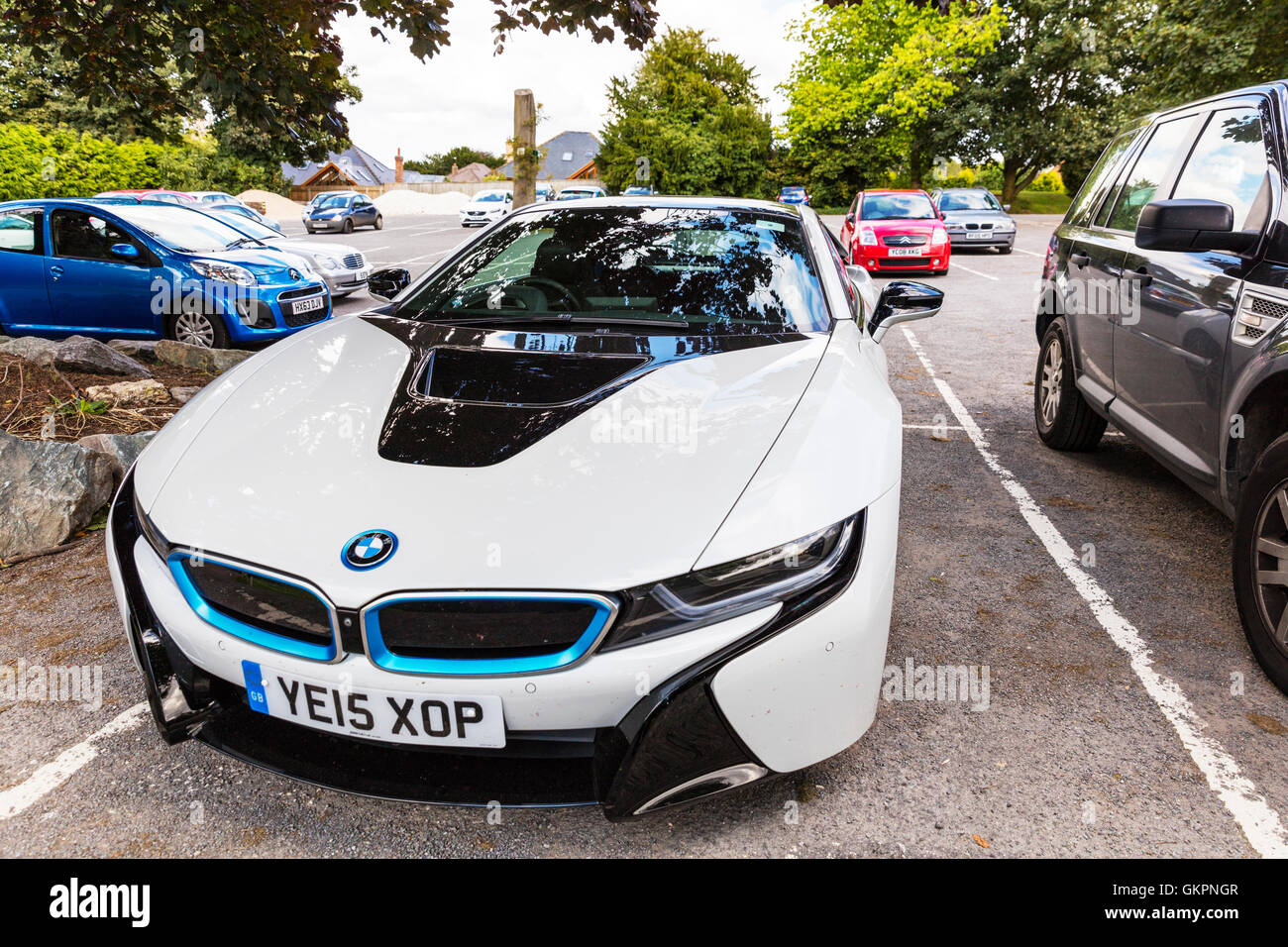 BMW i8 Sportwagen-Plug-in Hybrid-Sportwagen von BMW Fahrzeug entwickelte geparkt Supersportwagen elektrische Kraftstoff Wirtschaft Konzept Vision UK Stockfoto