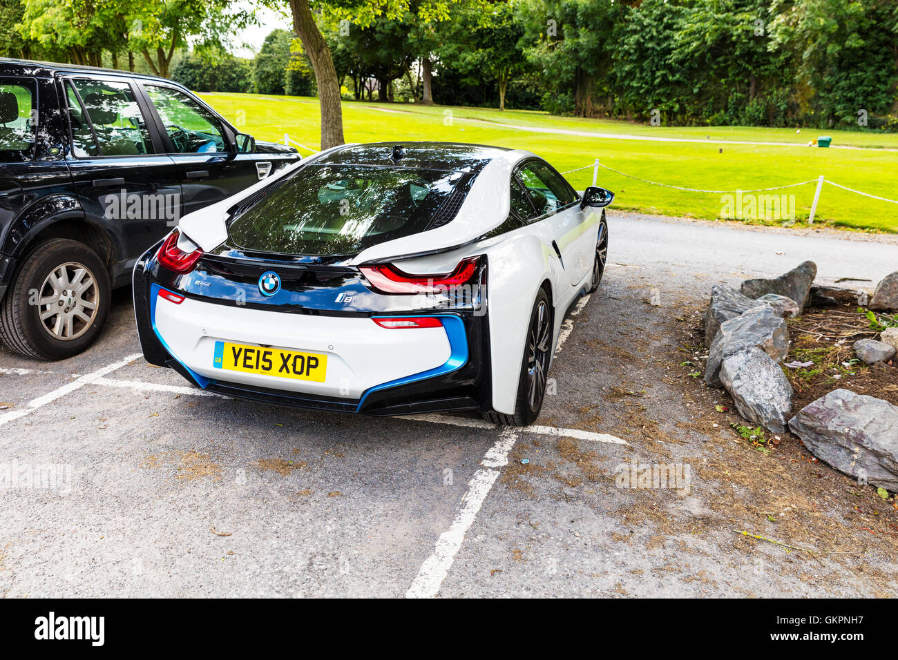 BMW i8 Sportwagen-Plug-in Hybrid-Sportwagen von BMW Fahrzeug entwickelte geparkt Supersportwagen elektrische Kraftstoff Wirtschaft Konzept Vision UK Stockfoto