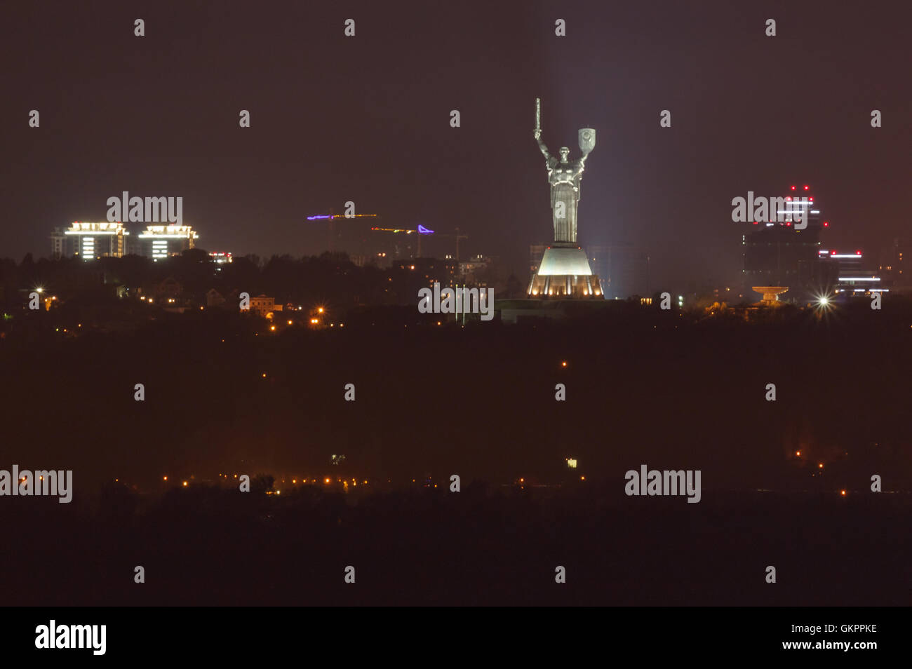 Das Mutterland-Denkmal in Kiew in der Nacht Stockfoto