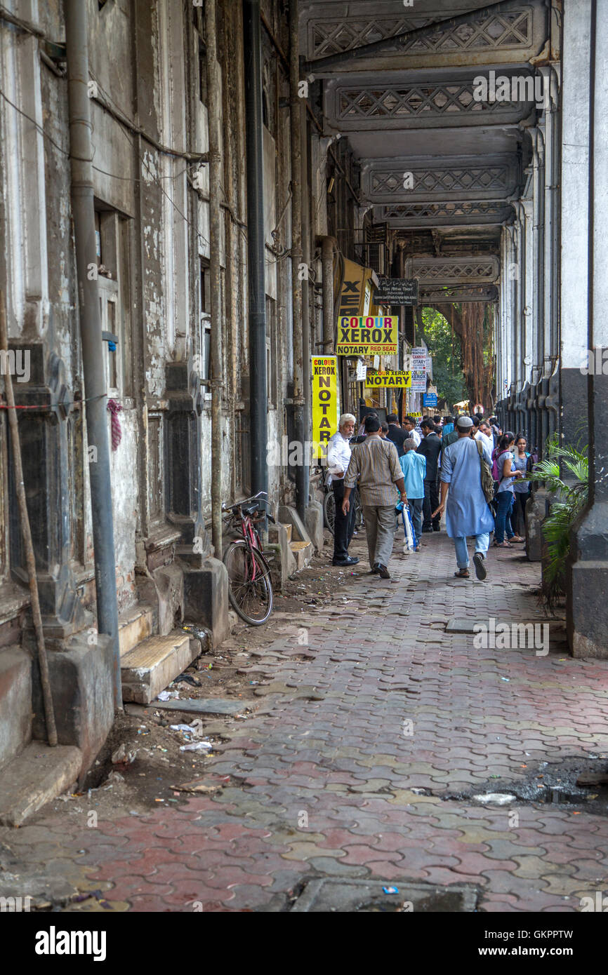 MUMBAI, Indien - 9. Oktober 2015: Unbekannte Leute auf der Straße von Mumbai, Indien. Mumbai ist mit 12 Millionen Menschen die Stockfoto