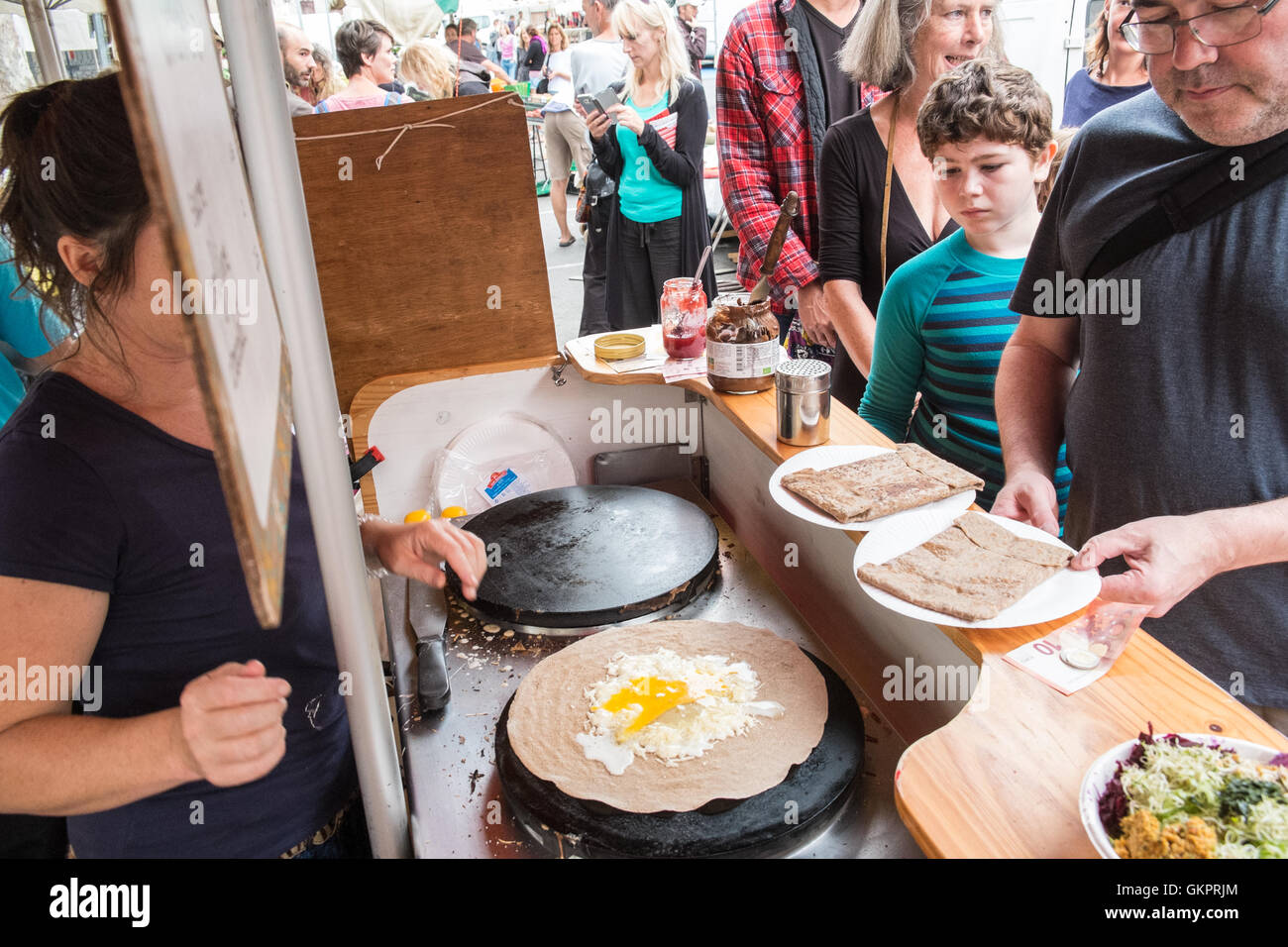 Crepe, Crepes, Stall, an esperaza Sonntag Markt, Aude, Südfrankreich. Eine beliebte Alternative, Hippie, Hippie Versammlung mit frischen Speisen und ethnischen Waren Stockfoto