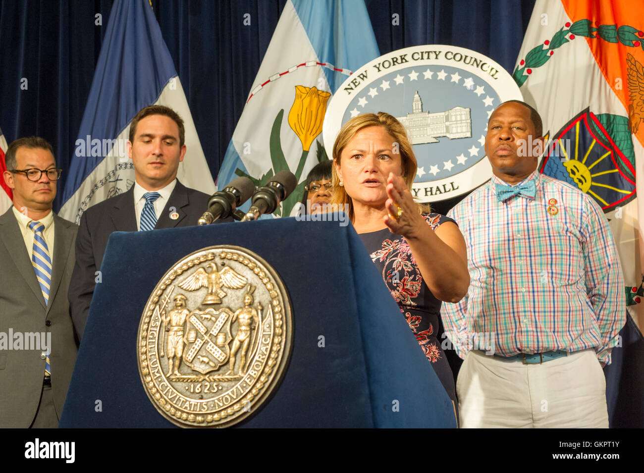 New York City Rat Lautsprecher Melissa Mark-Viverto und Mitglieder der New Yorker Stadtrat halten eine Pressekonferenz in der Red Room von NY City Hall über ausstehende Gesetzgebung einschließlich Verbraucherschutz für Frauen, Migranten und Senioren, auf Dienstag, 16. August 2016. (© Frances M. Roberts) Stockfoto