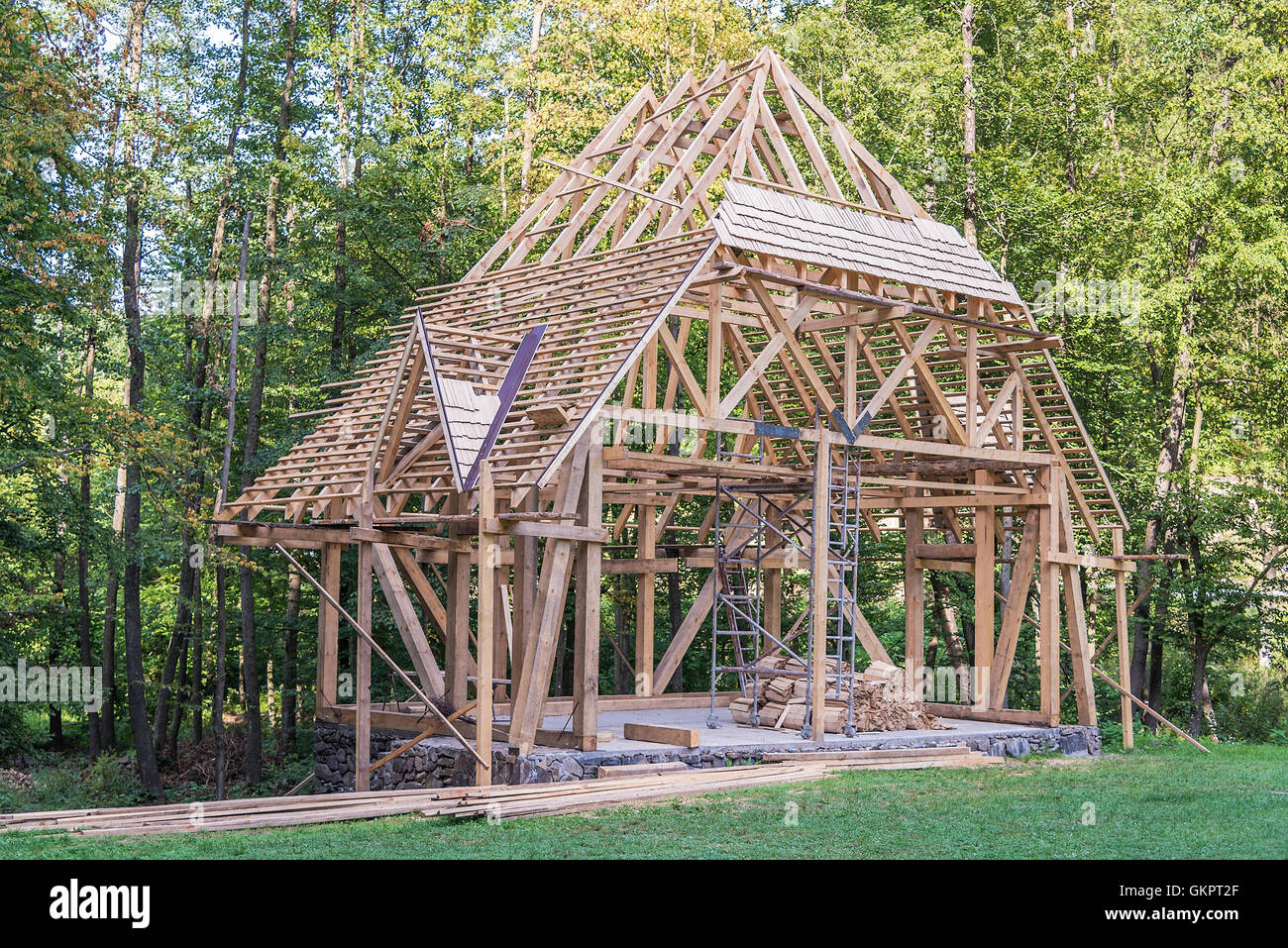 Bau eines neuen Holzhauses im Wald. Stockfoto