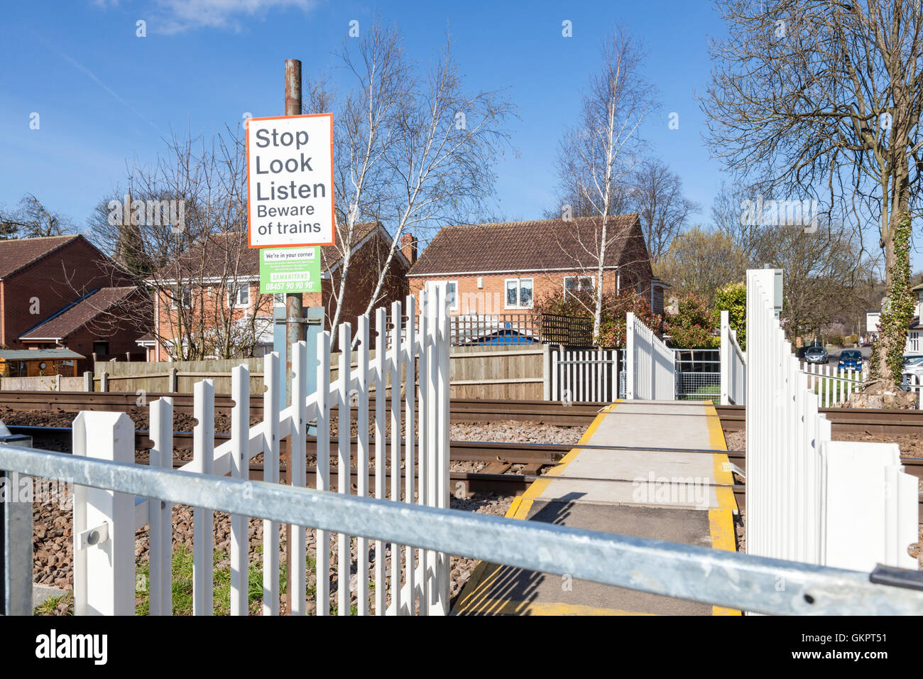 Unbemannte Bahnübergang mit Zaun und Schranke für Fußgänger, Nottinghamshire, England, UK Stockfoto