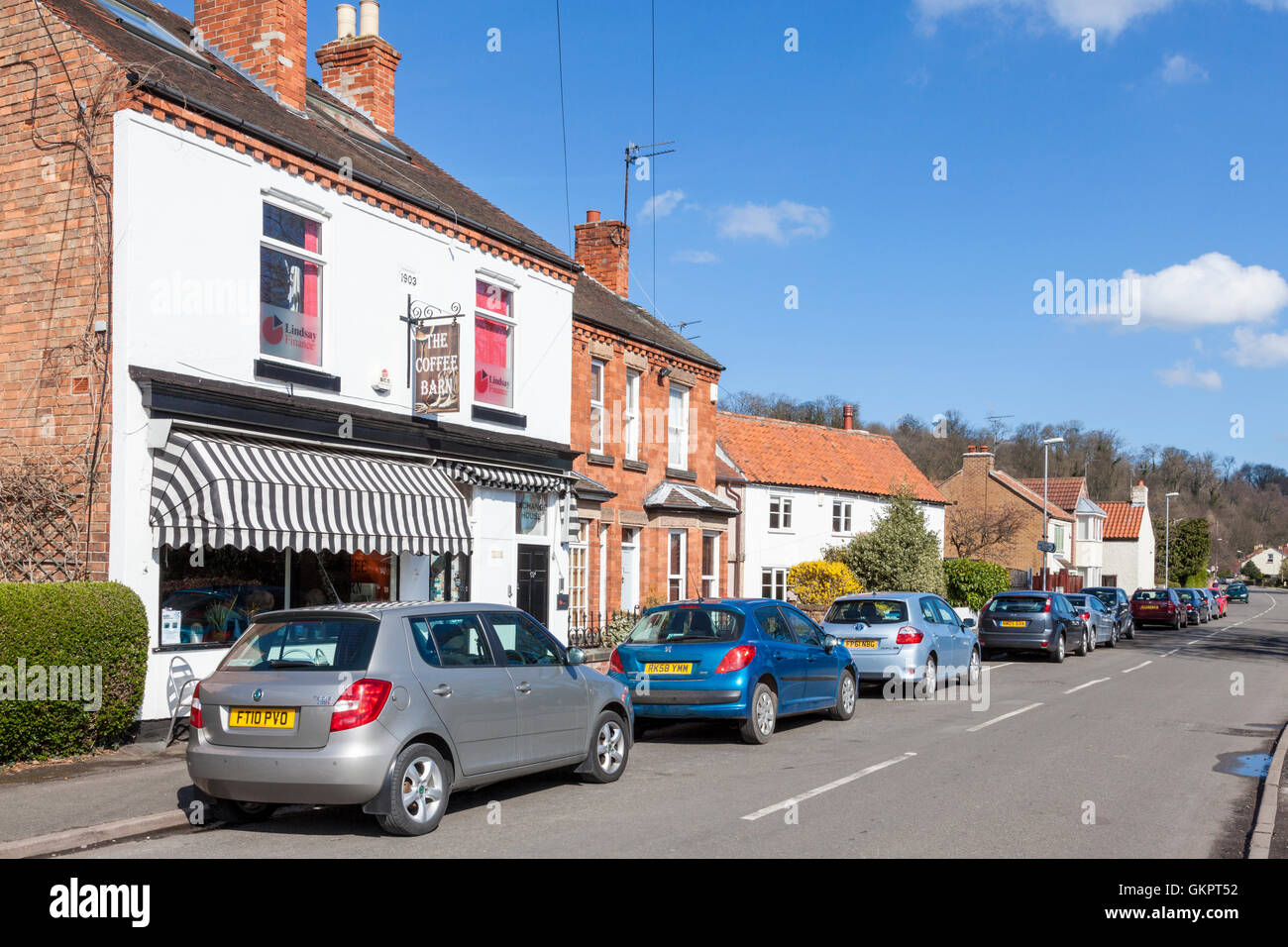 Autos auf einem Dorf Straße geparkt, Burton Joyce, Nottinghamshire, England, Großbritannien Stockfoto