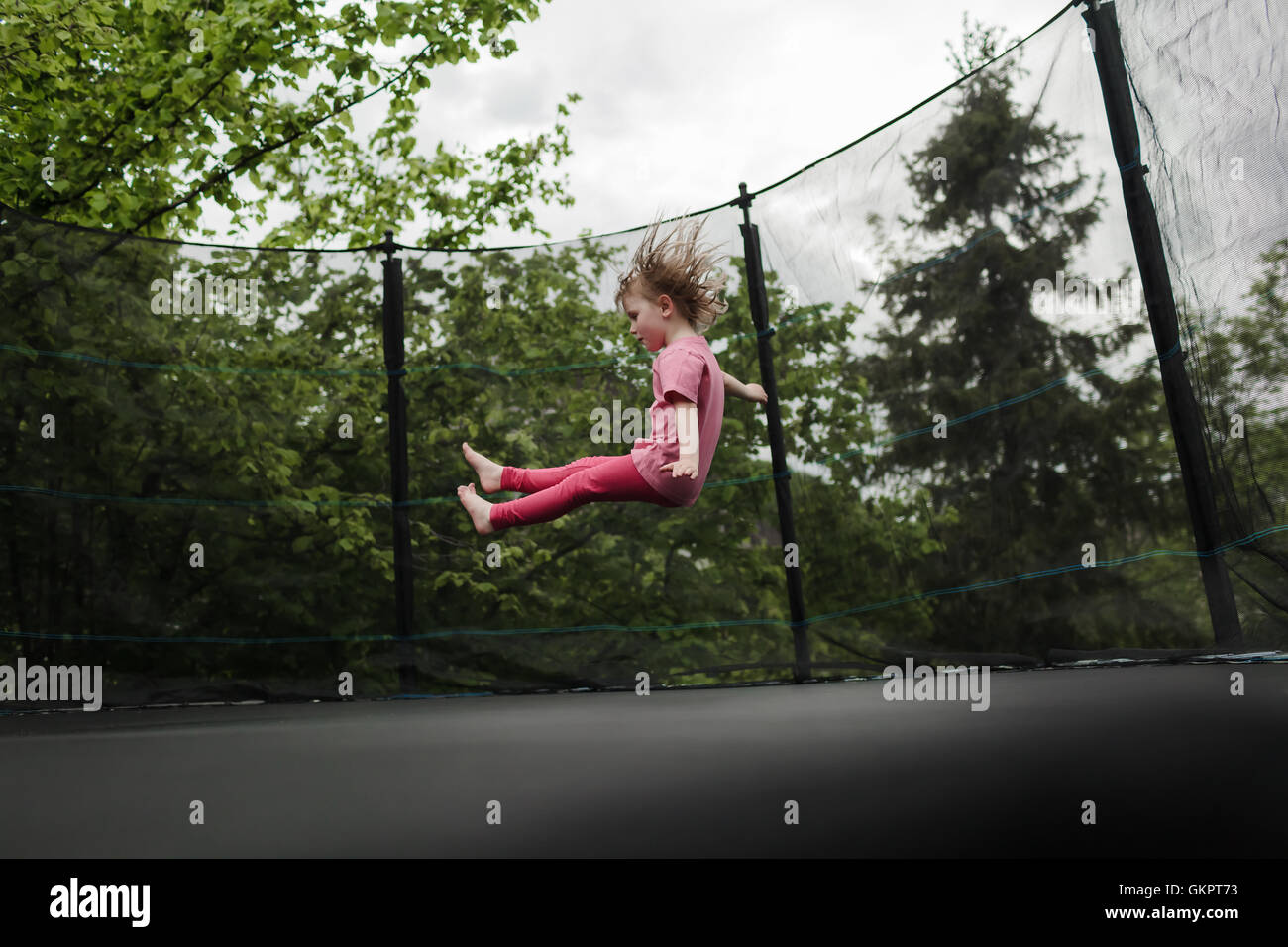 Kleines Mädchen, die Spaß in Trampolin. Stockfoto