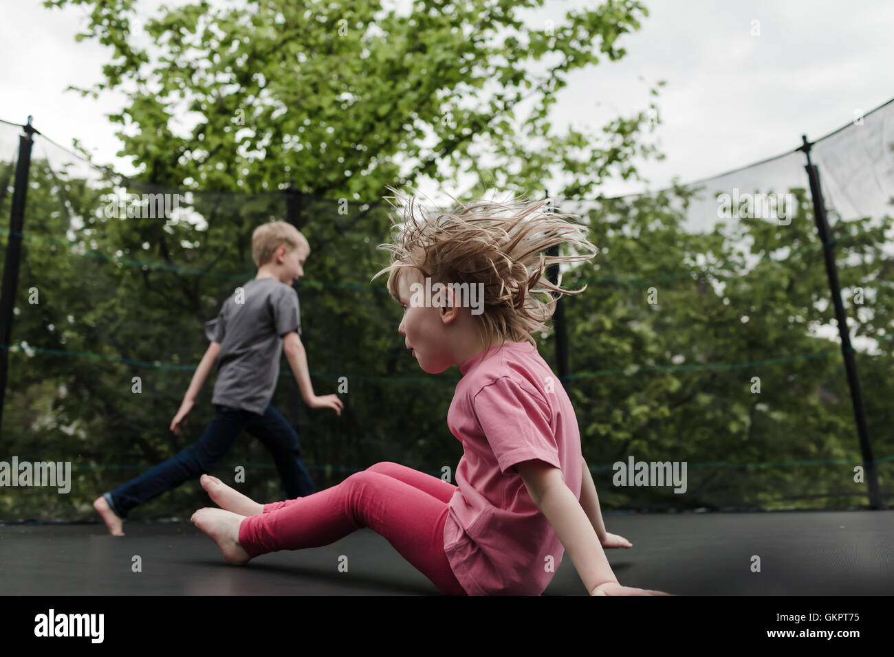 Zwei Kinder, die Spaß in Trampolin. Stockfoto