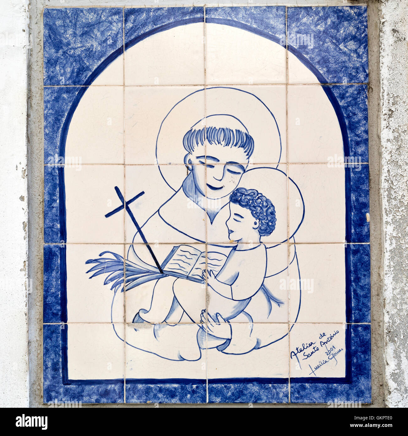 Kachel-Scheiben mit dem Bild Hl. Antonius, dem Schutzpatron von Lissabon, finden Sie auf den Straßen von Lissabon, Portugal Stockfoto