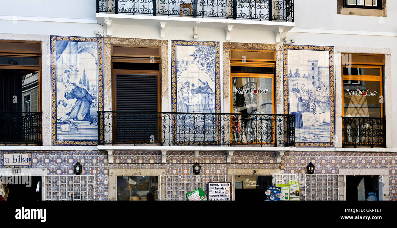 Dachplatten mit dem Bild Hl. Antonius, dem Schutzpatron von Lissabon, finden Sie auf den Straßen von Lissabon. Stockfoto