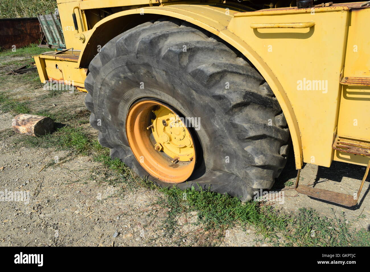Reifenpanne auf einen großen Traktor gebrochen. Beschädigte Räder. Stockfoto