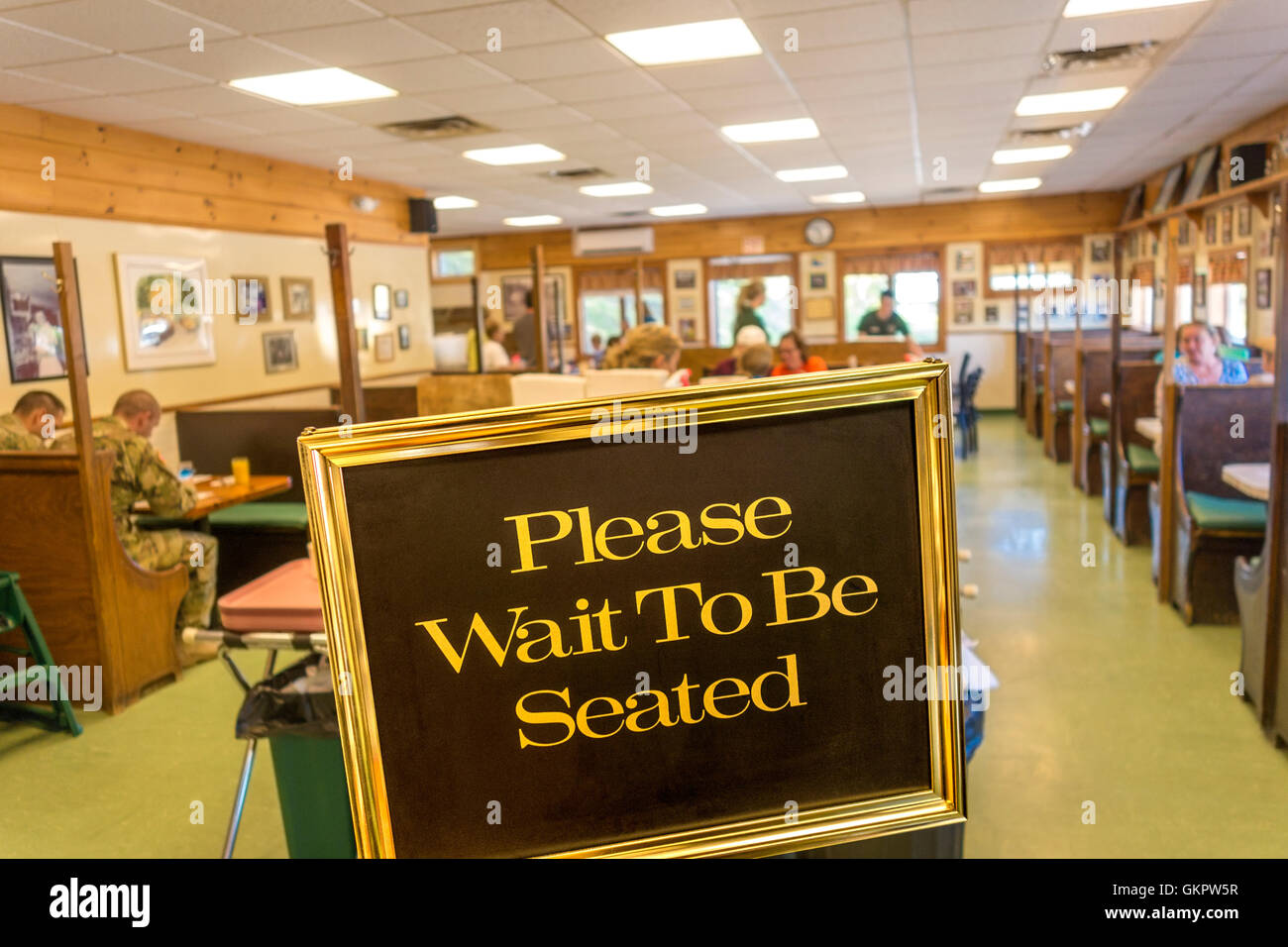 Melden Sie bitte warten, sitzen in einem typischen American Diner. Berühmten Moody's Diner, Waldoboro, Maine. Am U.S. Highway 1. Stockfoto