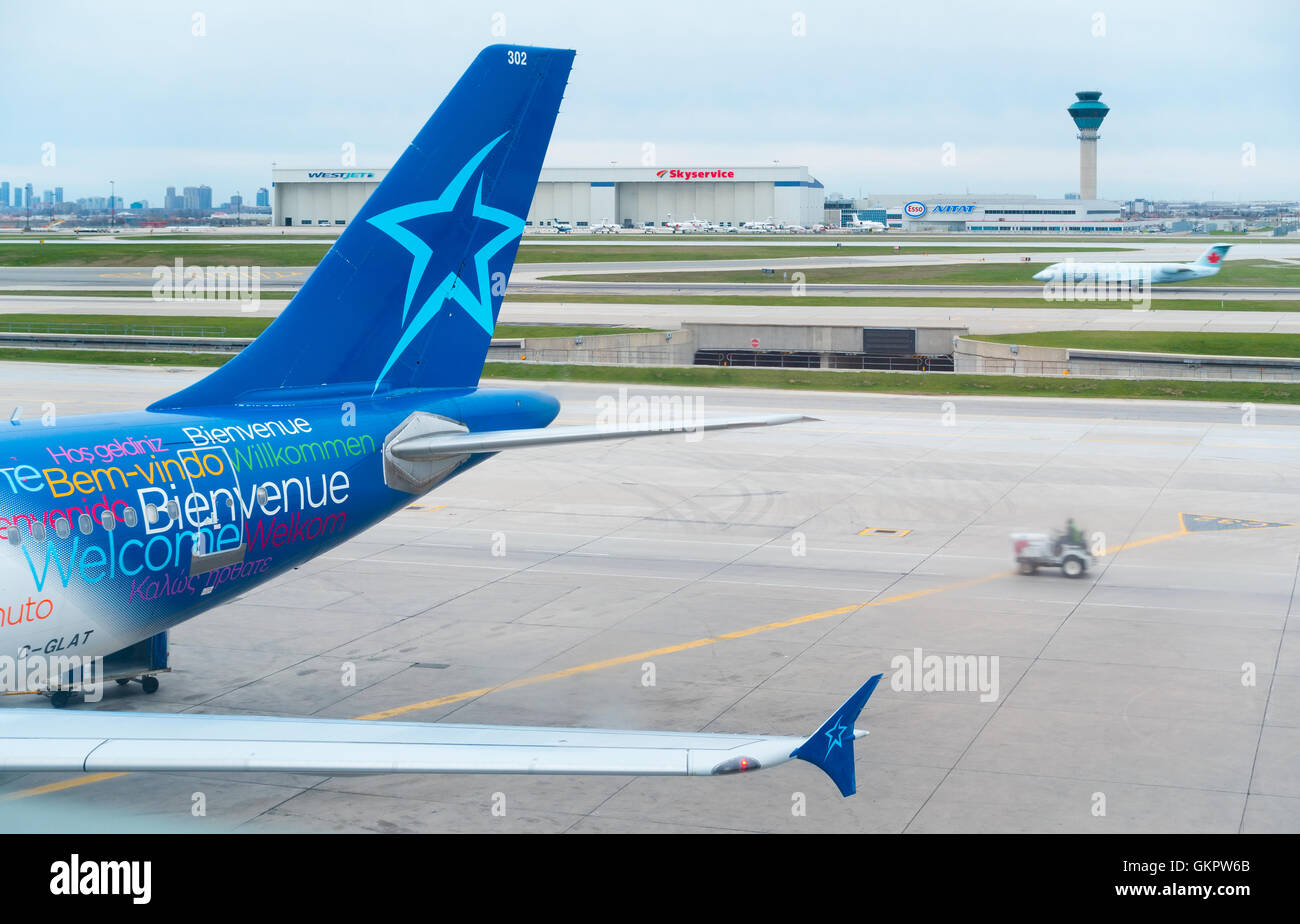 Die Rute und Flügel ein Flugzeug der Air Transat und Start-und Landebahnen am Flughafen Toronto Pearson. Mississauga, Ontario, Kanada. Stockfoto