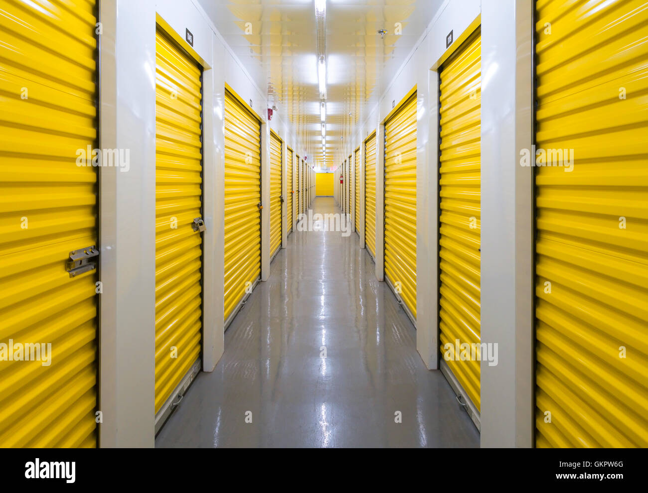 Ein langer Flur mit vielen Lagereinheiten in einem Self-Storage-Gebäude. Mississauga, Ontario, Kanada. Stockfoto