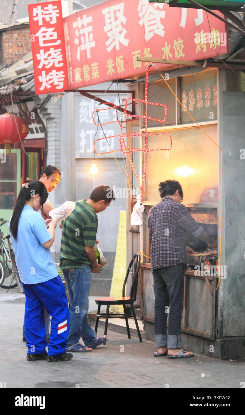 Menschen warten in der Warteschlange, Hühnerspieß in Peking zu kaufen. Stockfoto