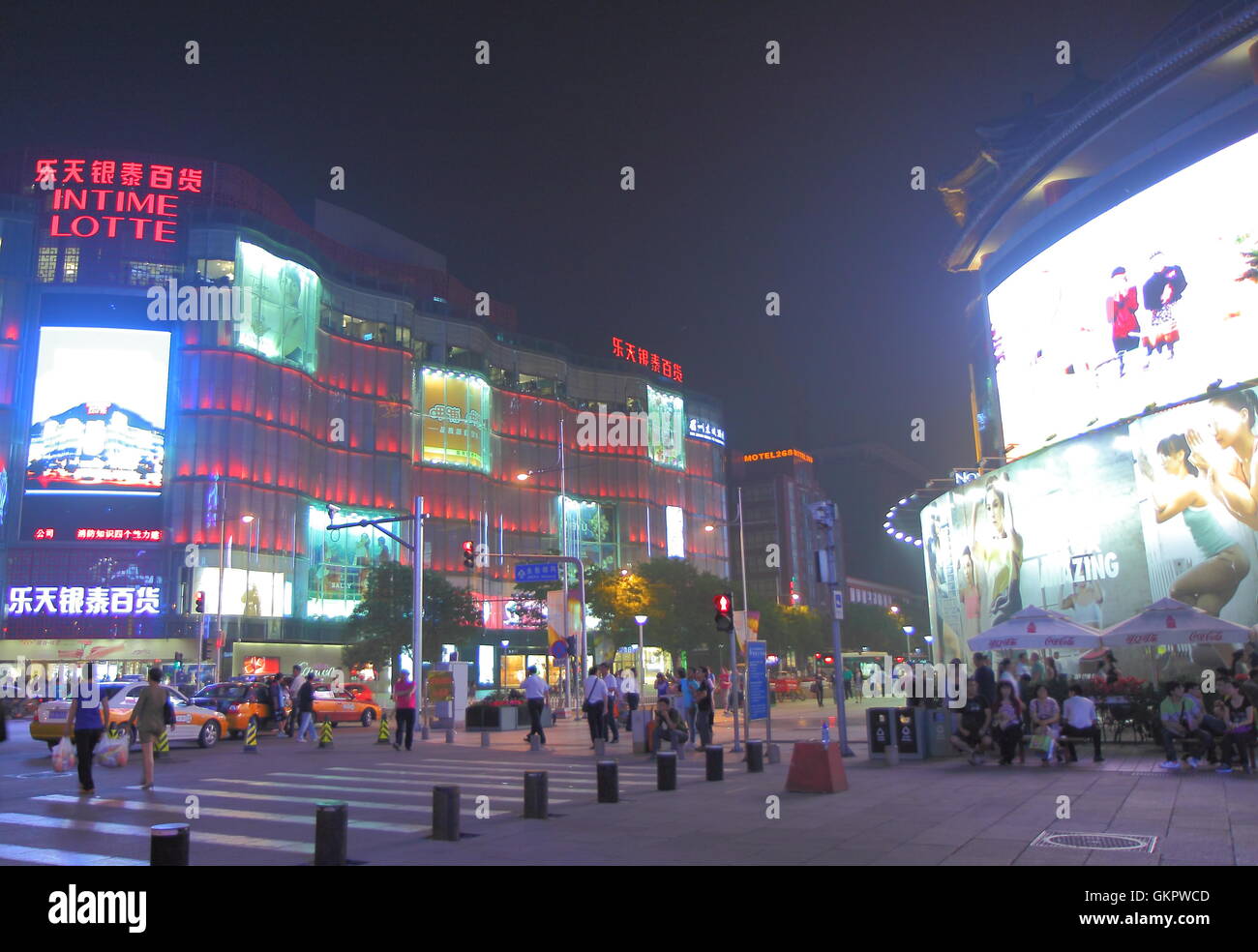 Nachtaufnahme der Wangfujing-Straße in Peking China. Stockfoto