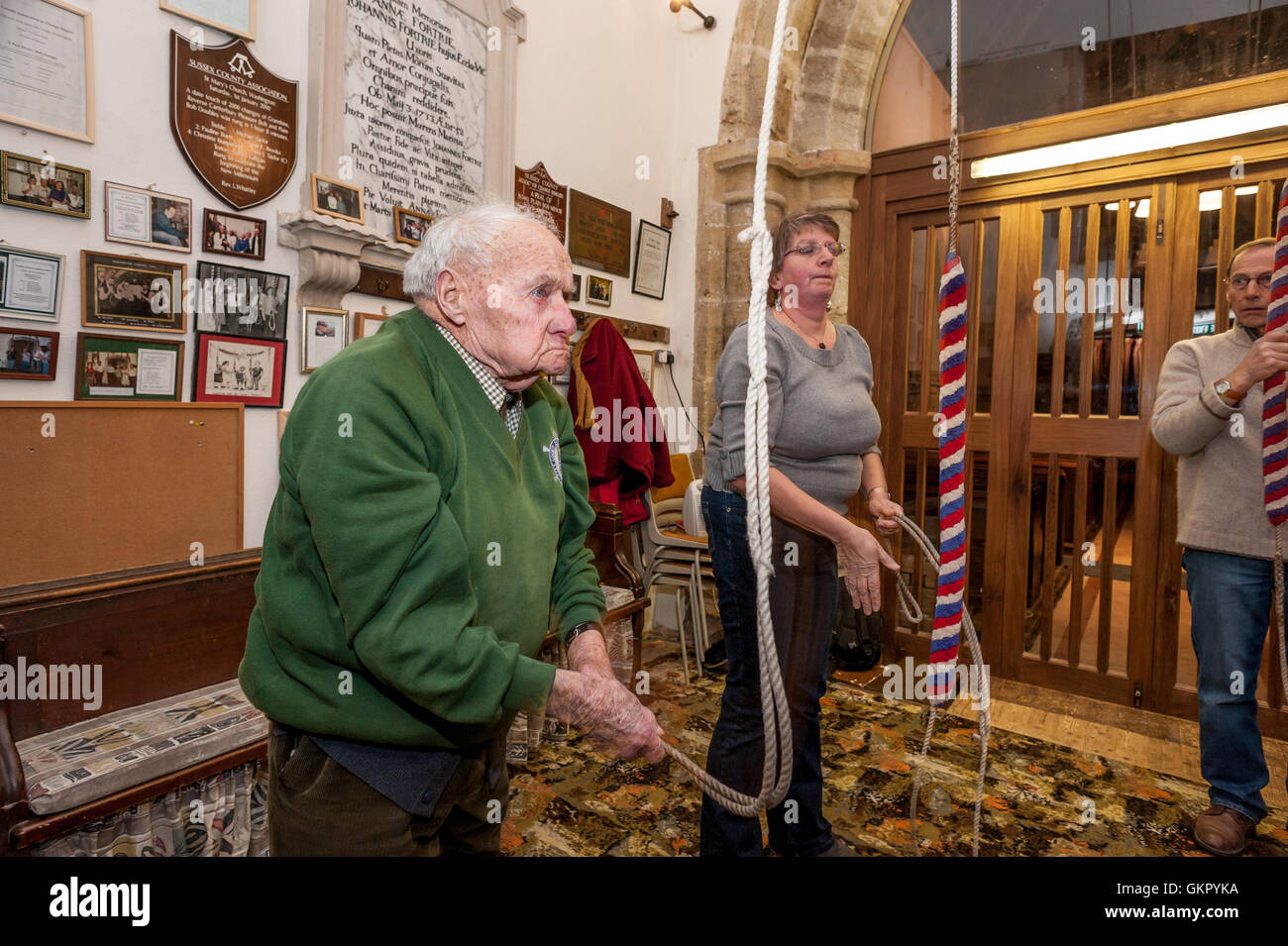 Frank Brooks, im Alter von 99, das Land der ältesten Campanologist, läuten die Glocken an Str. Marys Kirche, Washington, West Sussex. Stockfoto
