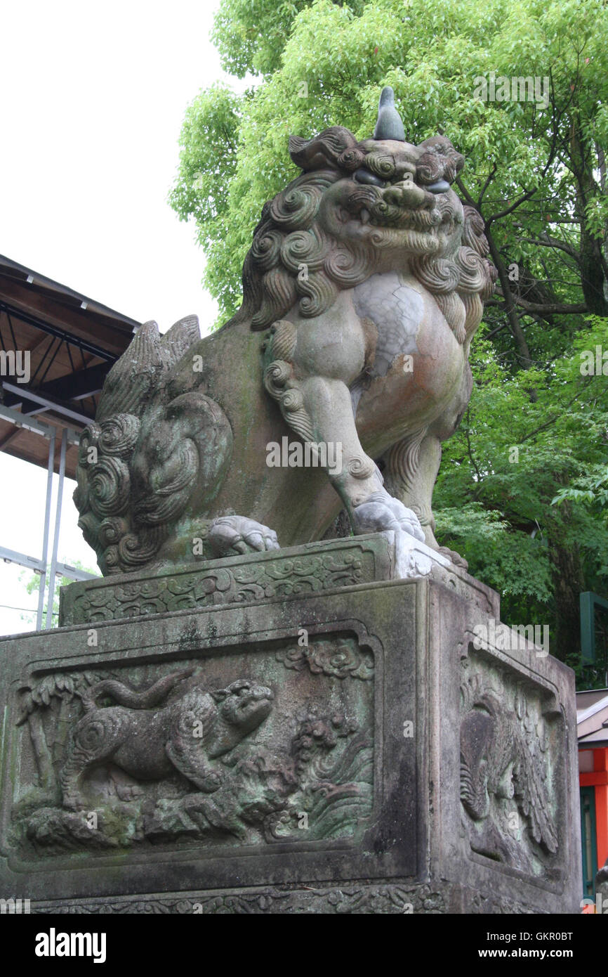 Japanische Löwe-Hund-Skulptur vor einem Tempel in Kyoto, Japan Stockfoto