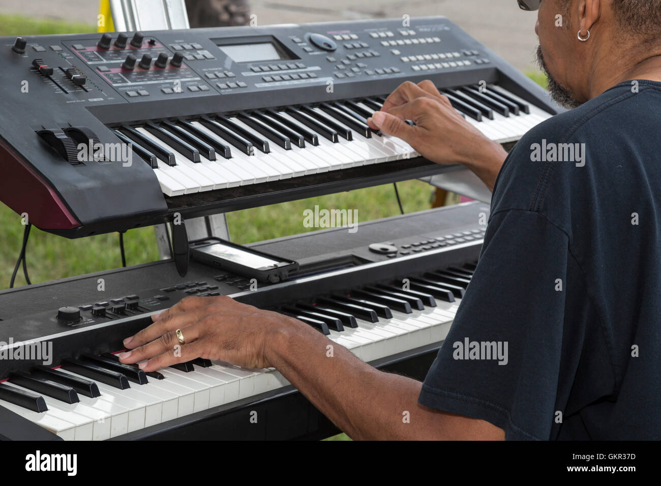 Detroit, Michigan - eine jazz-Band spielt an einem Sommer Strassenfest statt von einer Nachbarschaft Gruppe. Stockfoto