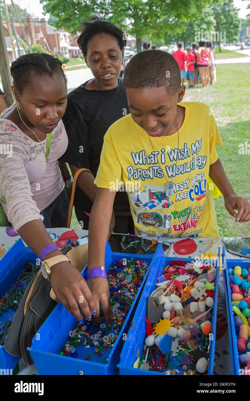 Detroit, Michigan - Nachbarschaft Gruppen halten ein Sommer Street fair. Kinder nutzen Schrott, um Kunstprojekte zu machen. Stockfoto