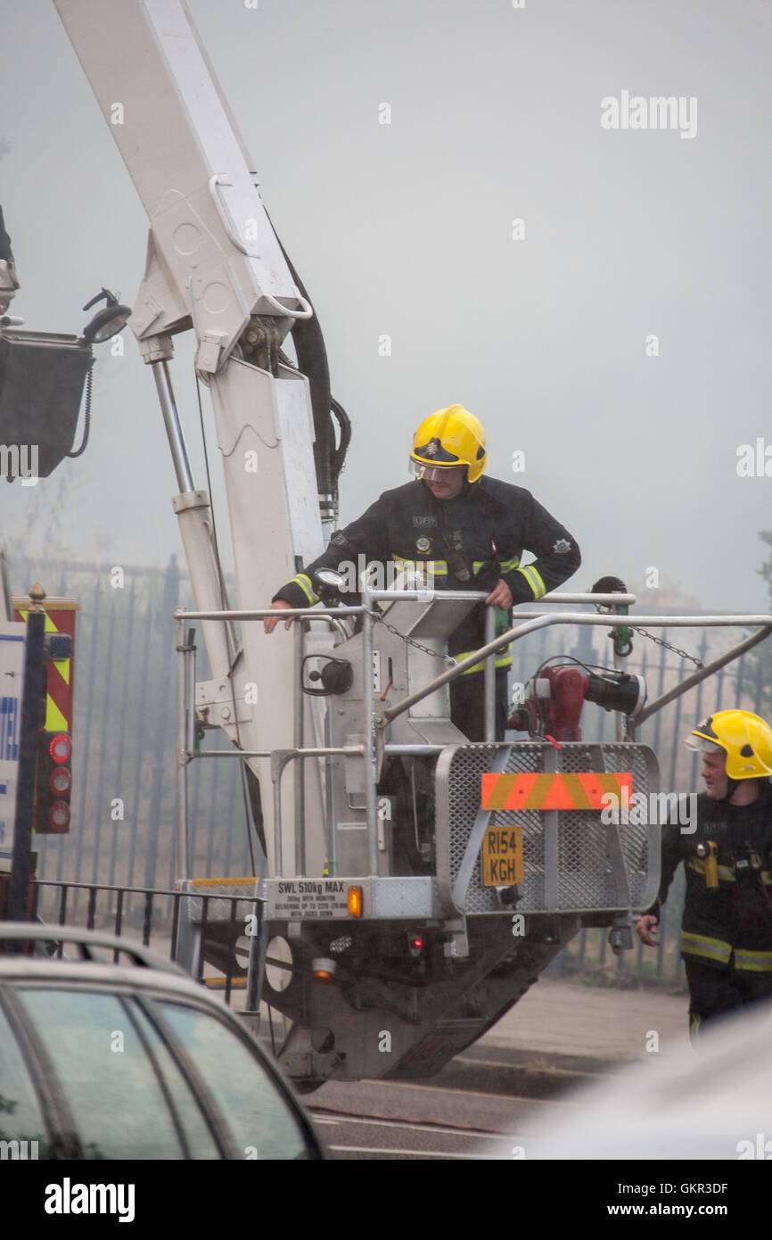 London Feuerwehr Betriebsplattform eine Höhe am Tatort eines Feuers in London Stockfoto