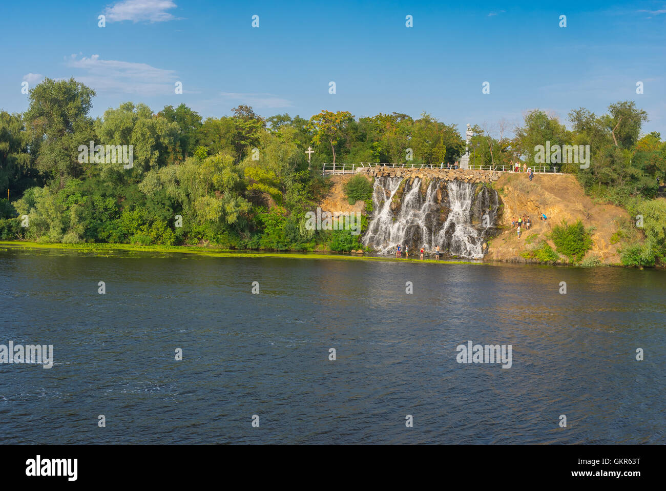 Sommerlandschaft mit künstlichem Wasserfall an einem Dnepr-Fluss in der Mitte des Dnepr Stadt, Ukraine Stockfoto