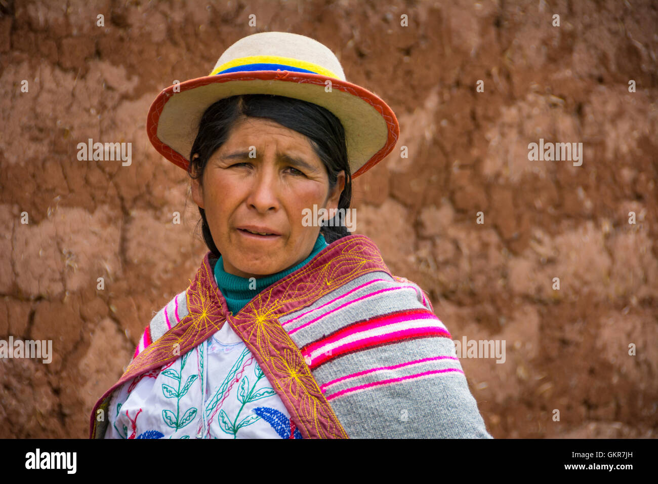 Quechua-Frau in traditioneller Kleidung und Hut in Misminay Dorf, Heiliges Tal, Peru. Stockfoto