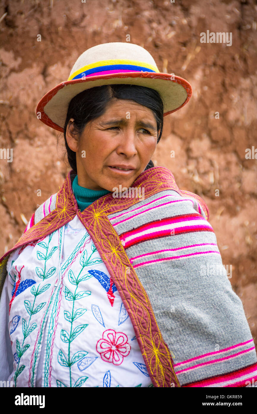 Quechua-Frau in traditioneller Kleidung und Hut in Misminay Dorf, Heiliges Tal, Peru. Stockfoto