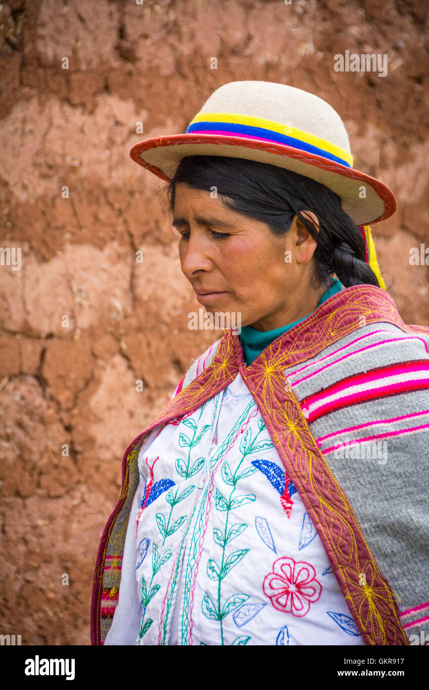 Quechua-Frau in traditioneller Kleidung und Hut in Misminay Dorf, Heiliges Tal, Peru. Stockfoto