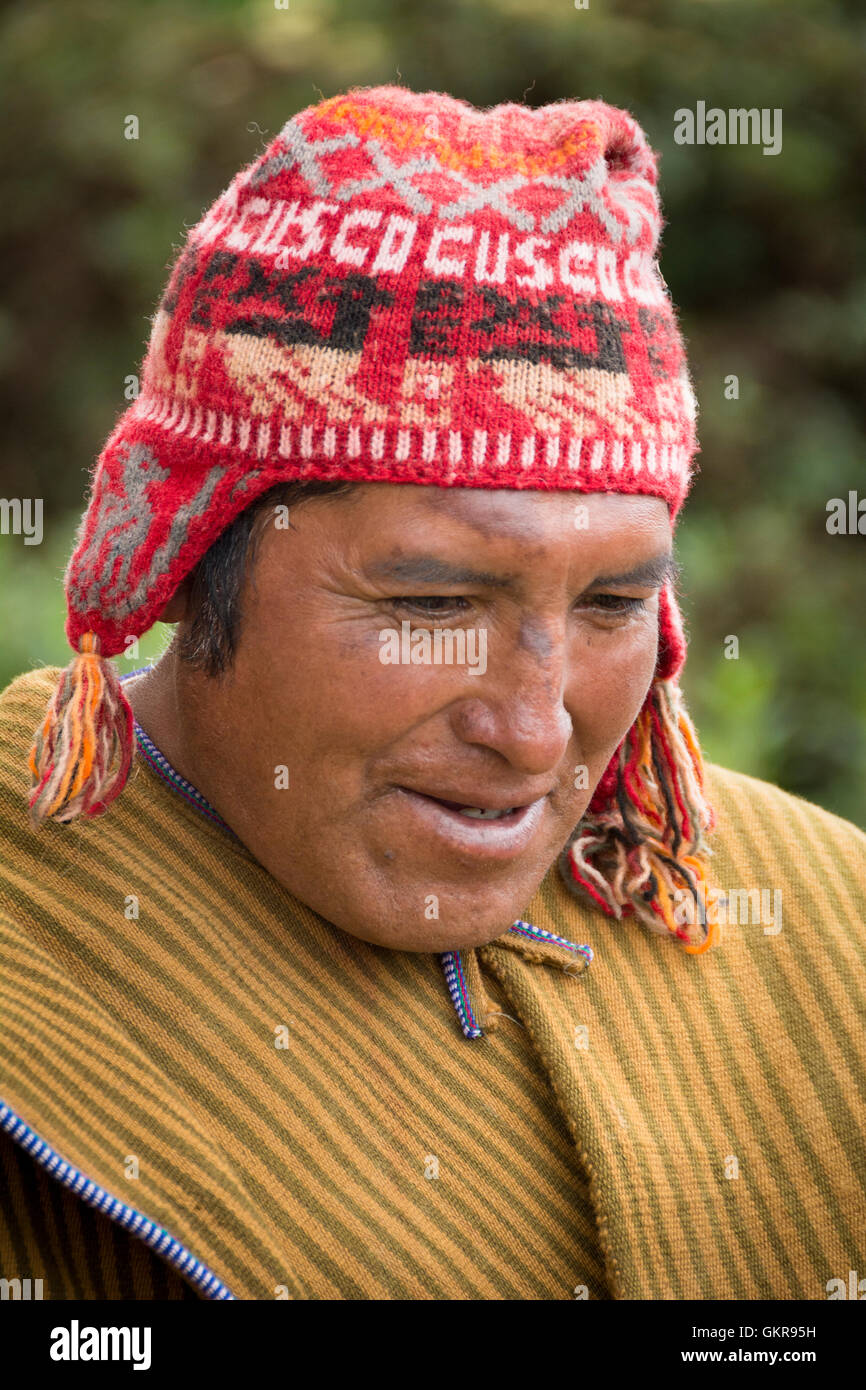 Quechua-Mann von Misminay Dorf tragen traditionell gewebten Poncho und gestrickte ch'ullu Hut; Heiliges Tal, Peru. Stockfoto