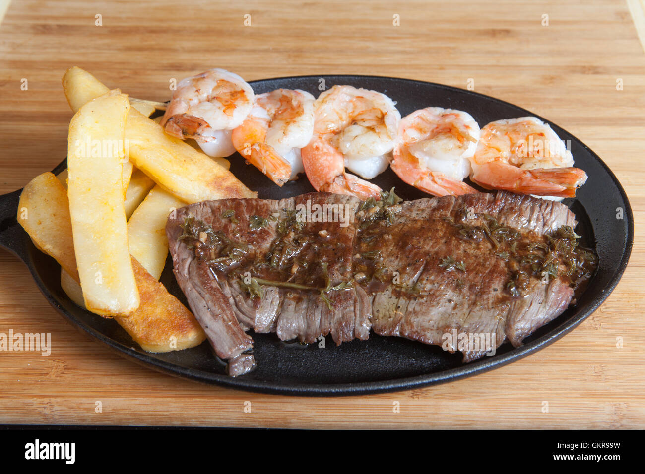 Steak, Pommes frites, Shrimps, Flank Steak, Spieße, Pommes frites, Kartoffeln, Pfanne, Meeresfrüchte Stockfoto