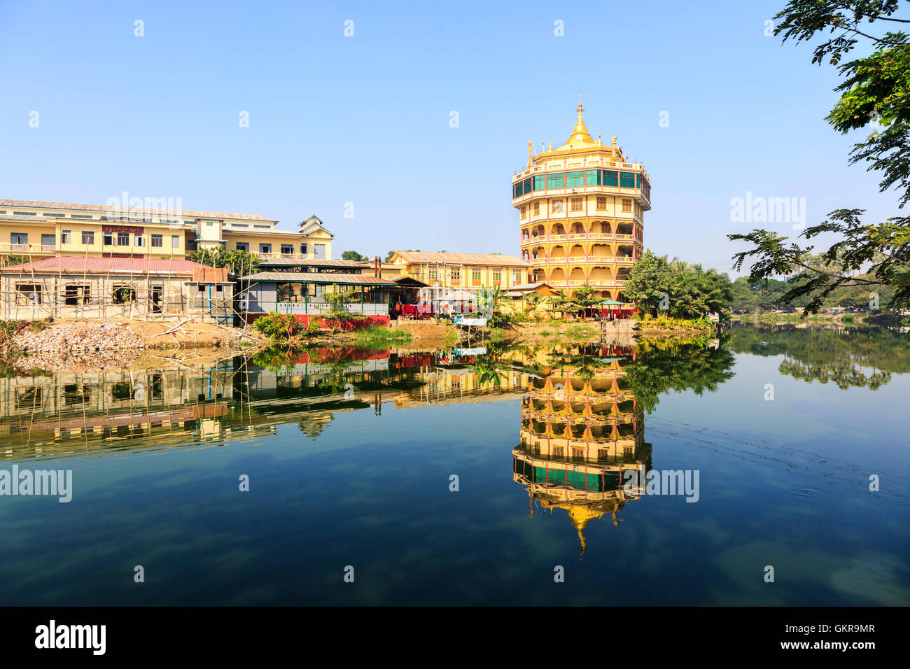 Beeindruckende moderne Klostergebäude in der Nähe von Jade-Markt, Mandalay, Myanmar (Burma) spiegelt sich in den Fluss an einem sonnigen Tag Stockfoto