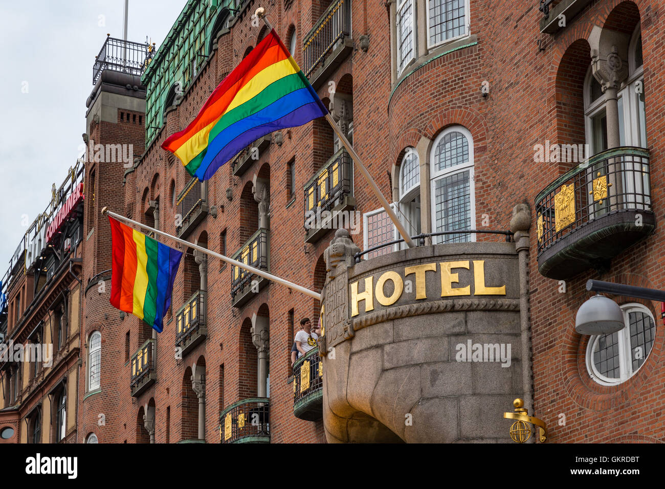 Regenbogenfahnen hängen von Scandic Plaza, Kopenhagen, Dänemark Stockfoto