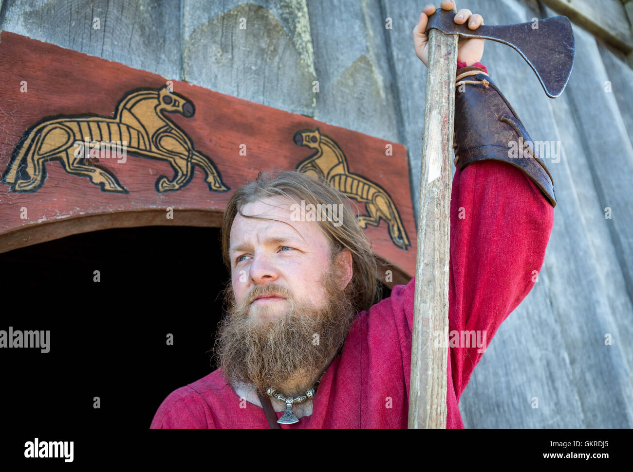 Eine Nahaufnahme eines Mannes wie ein Wikinger mit einem Dänen Ax, Ribe, Dänemark gekleidet Stockfoto