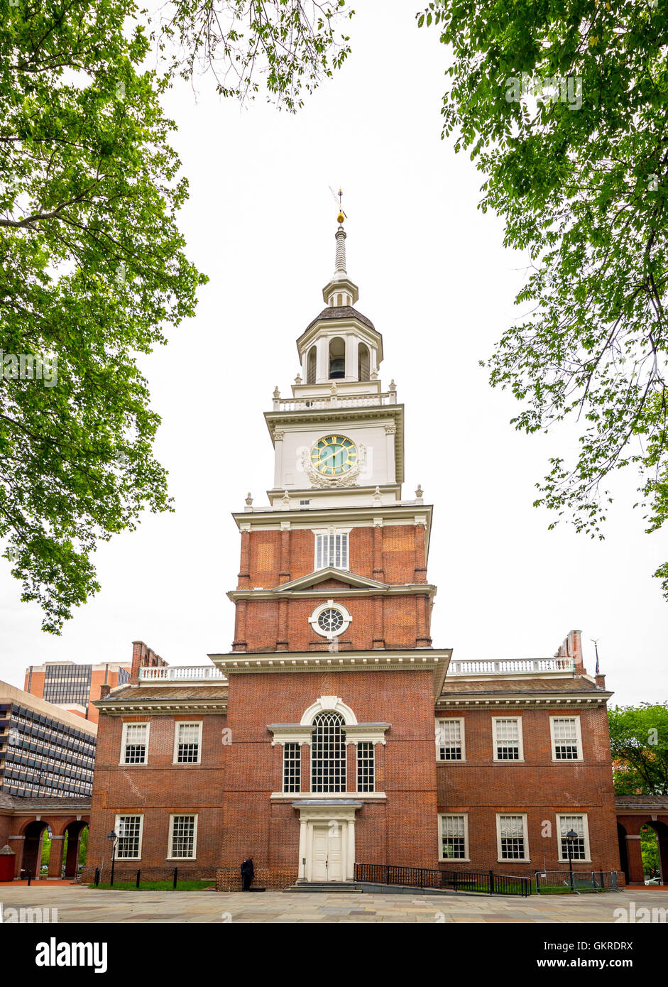 Historisches Gebäude in Philadelphia mit Uhrturm und Ziegel Stockfoto