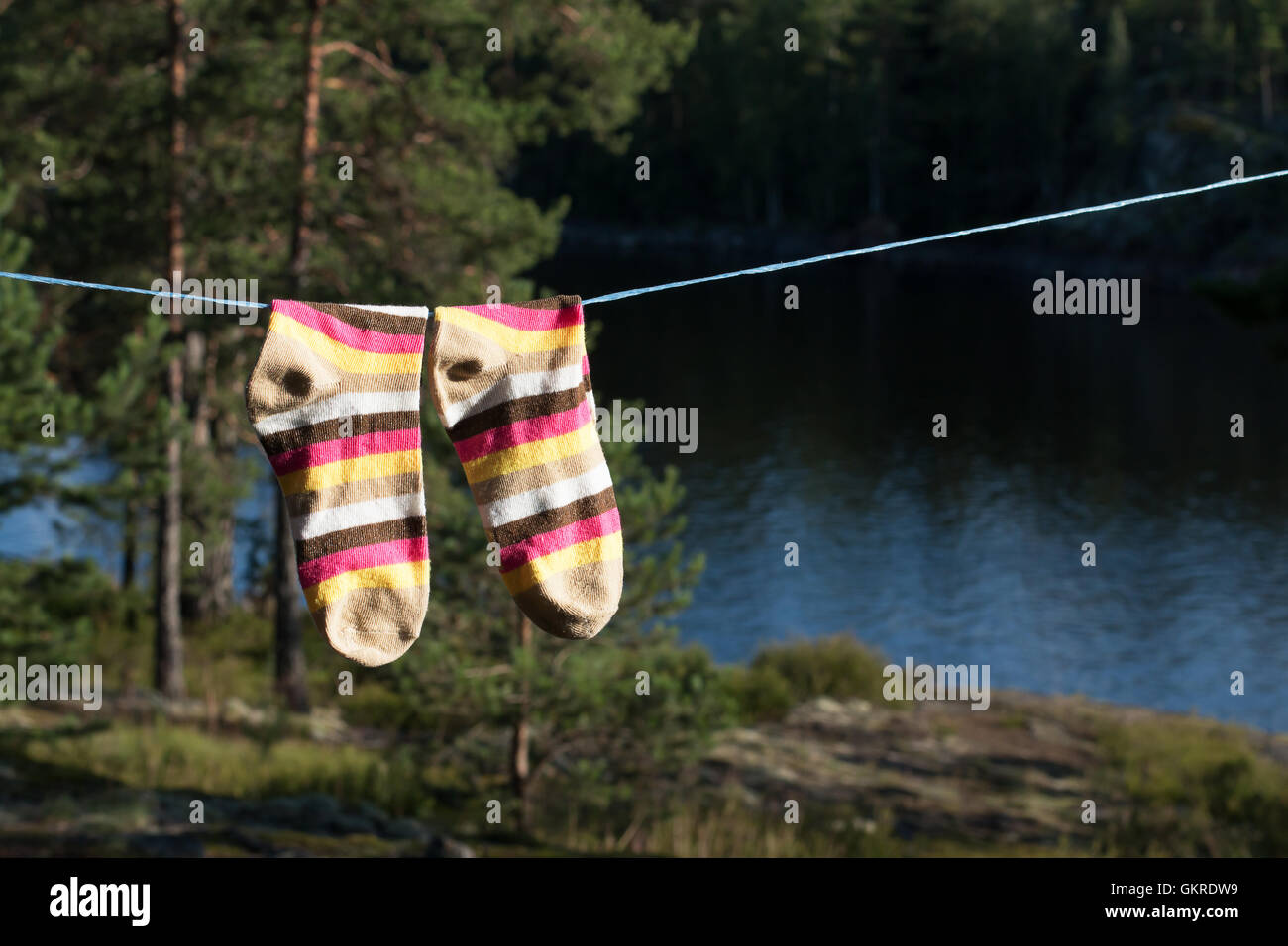 Bright Socken trocknen nach dem Waschen auf die Clotheline im Freien. Stockfoto
