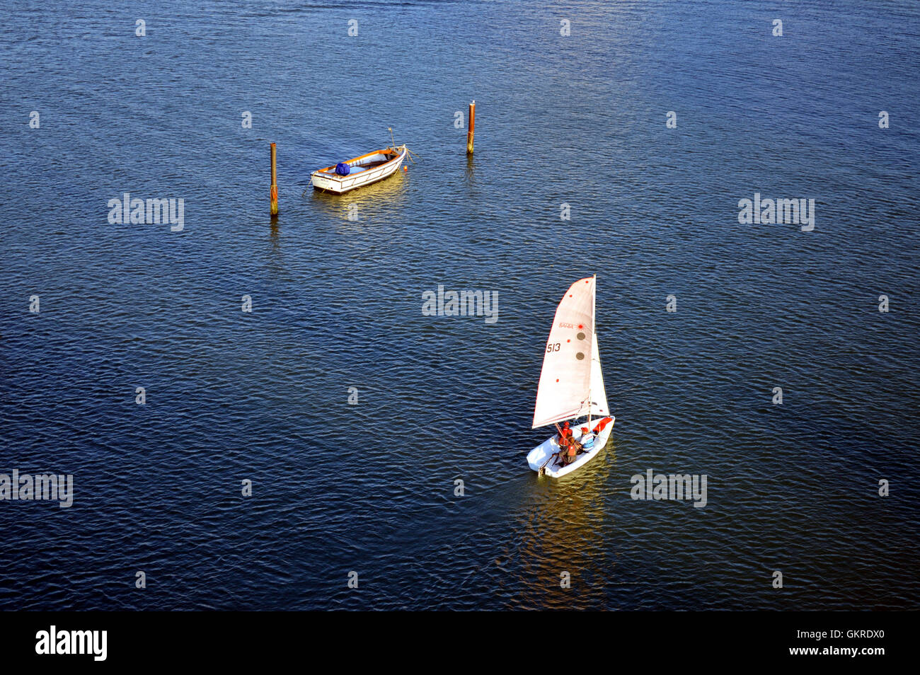 Luftaufnahme von zwei Booten auf dem Itchen River in Southampton, England, UK Stockfoto