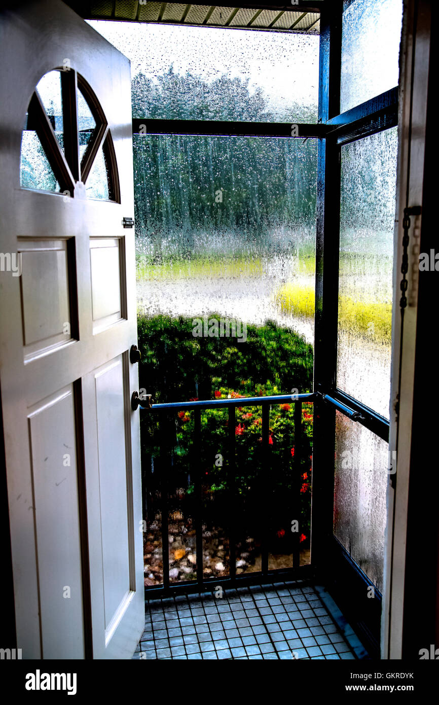 Durchsicht vor der Tür Tür-Bildschirm zeigt Regen. Stockfoto