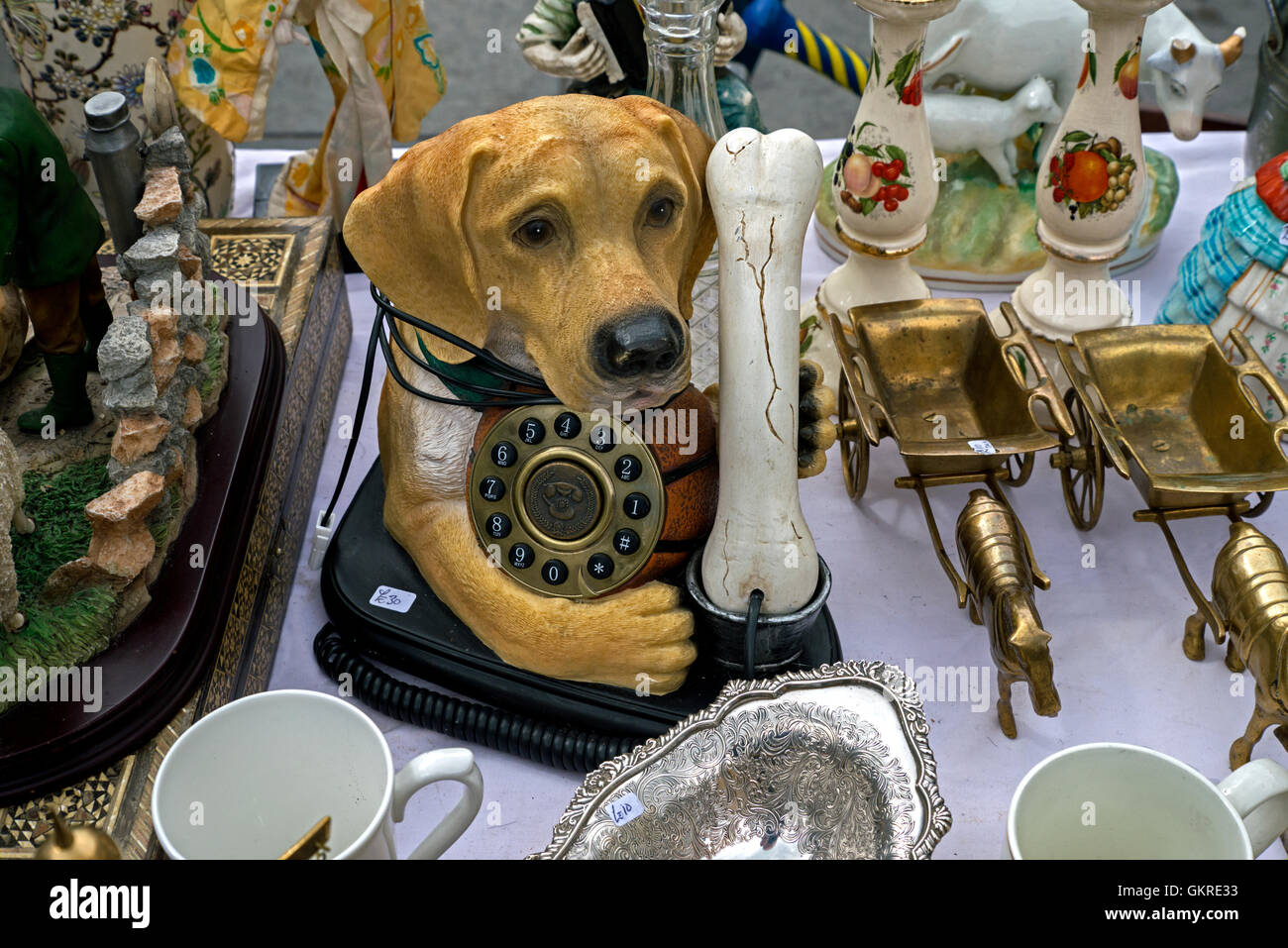 Neuheit "Hund und Telefon" Retro-Stil Telefon für den Verkauf auf einem Bric ein Brac stall in Grassmarket, Edinburgh, Schottland, Großbritannien. Stockfoto