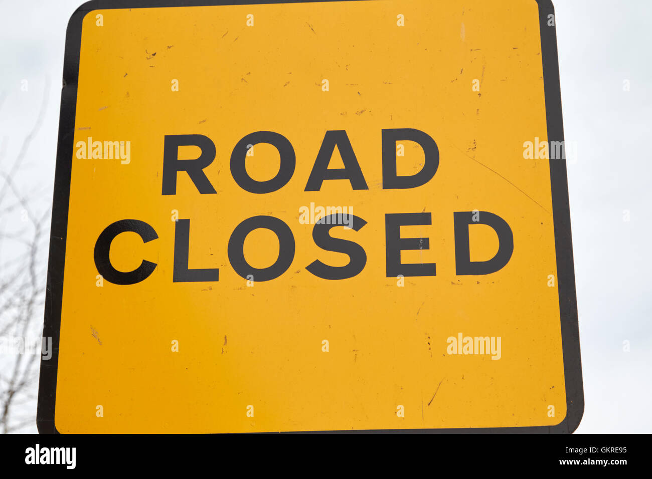 gelbe Straße gesperrt Informationen Verkehrszeichen im Vereinigten Königreich Stockfoto