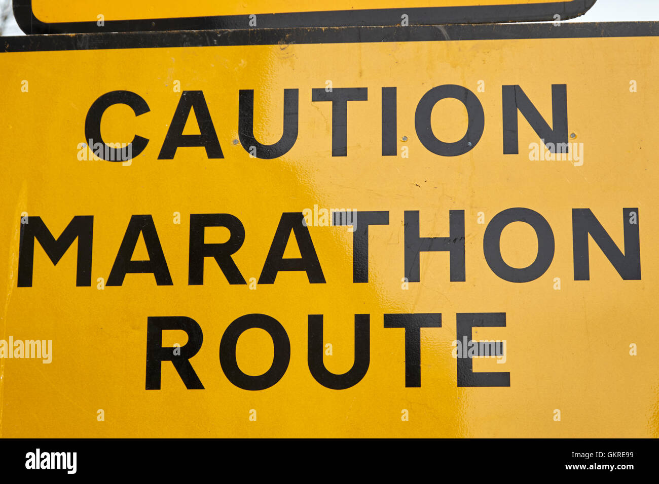 gelbe Vorsicht Marathon Strecke Warnung und Umleitung Verkehrszeichen im Vereinigten Königreich Stockfoto