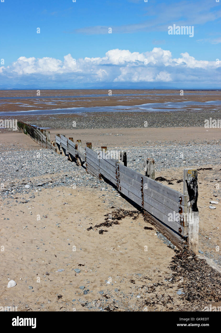 Strand mit Blick auf Morecambe Bay am Rossall Point, Fleetwood, Lancashire bei niedrigem Wasserstand Stockfoto