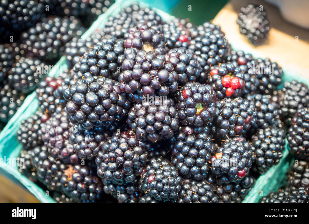 Bastkörbe Bio Brombeeren zum Verkauf auf Granville Island Public Market in Vancouver, British Columbia, Kanada. Stockfoto