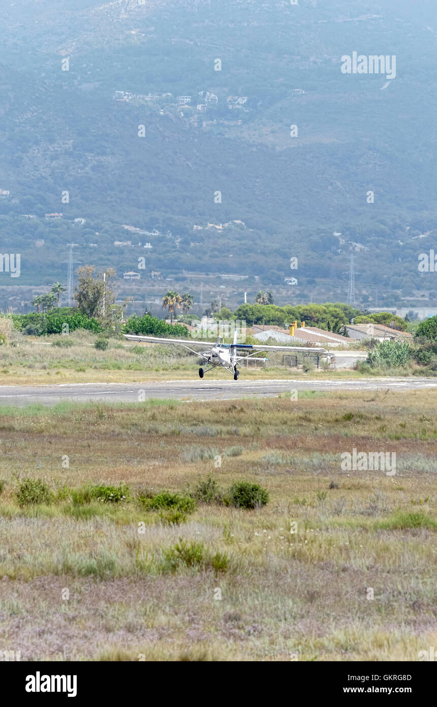 Kleines Flugzeug Pilatus PC-6/B2-H4 Turbo Porter, Landung in Castellon De La Plana Flugplatz (Spanien) Stockfoto