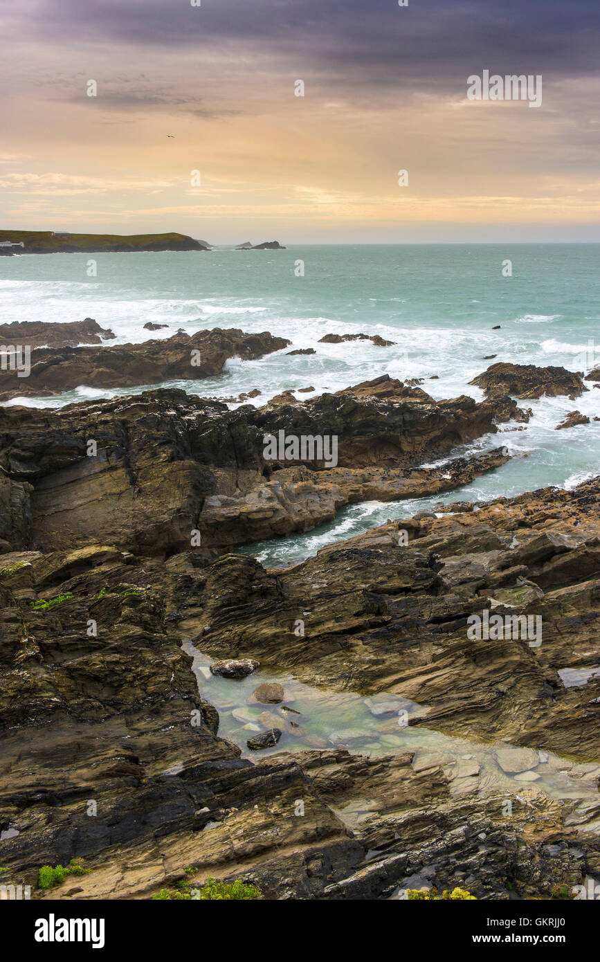 Felsen bei Ebbe an der Küste der Landzunge in Newquay, Cornwall freigelegt. Stockfoto
