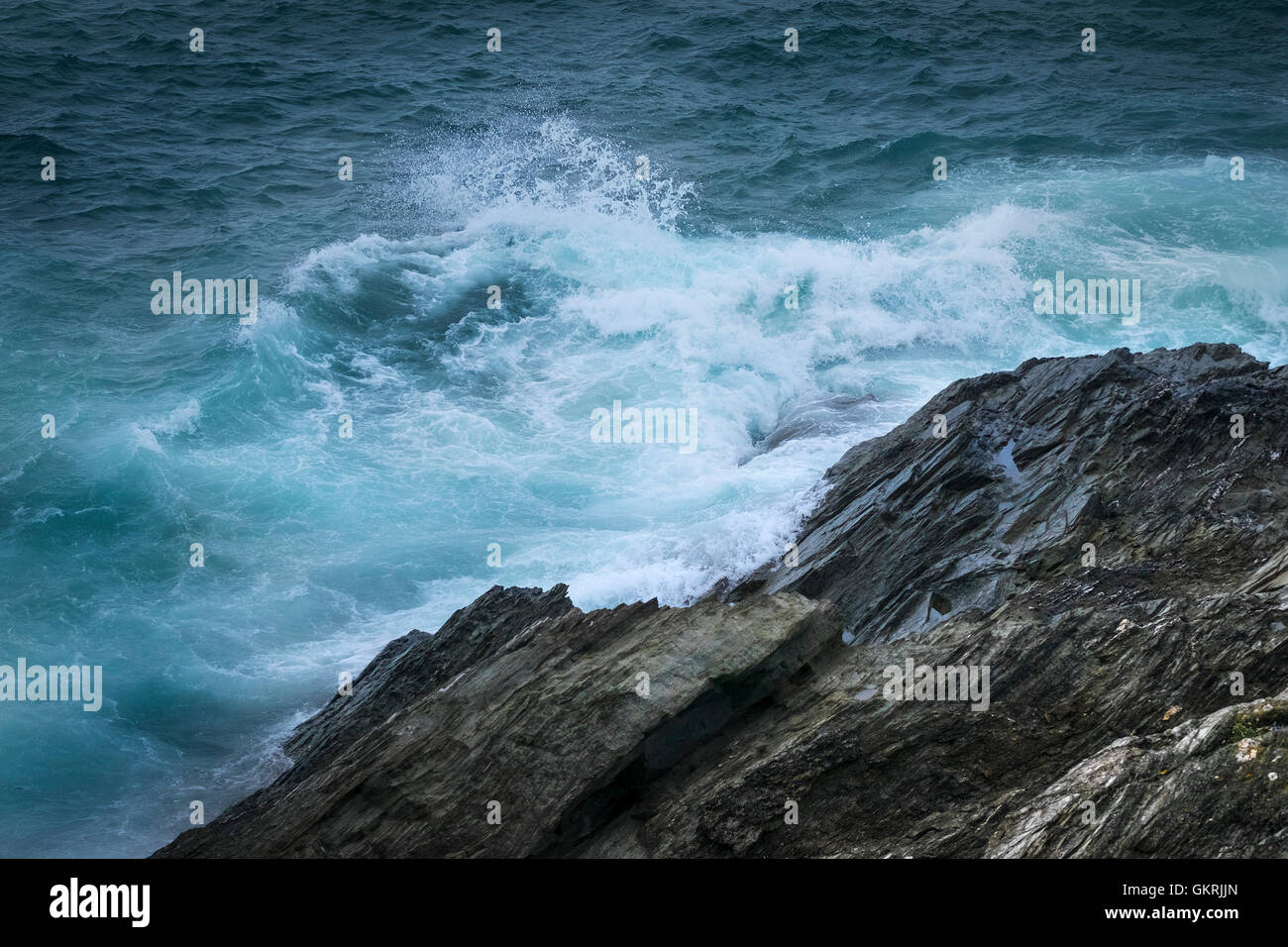 Rund um und über die Felsen an der Küste von North Cornwall wogenden Meer. Stockfoto