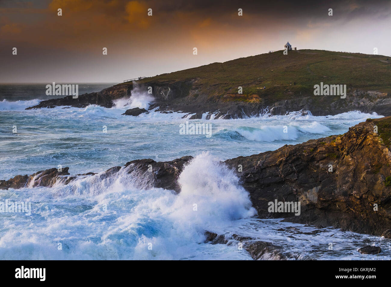 Gale force Winde und wilde Wetter fahren große Wellen auf den Felsen am Towan Landzunge in Newquay, Cornwall. Stockfoto
