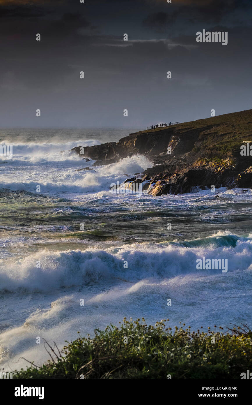 Gale force Wind und Wetter fahren große Wellen auf den Felsen am Towan Landzunge in Newquay, Cornwall. Stockfoto