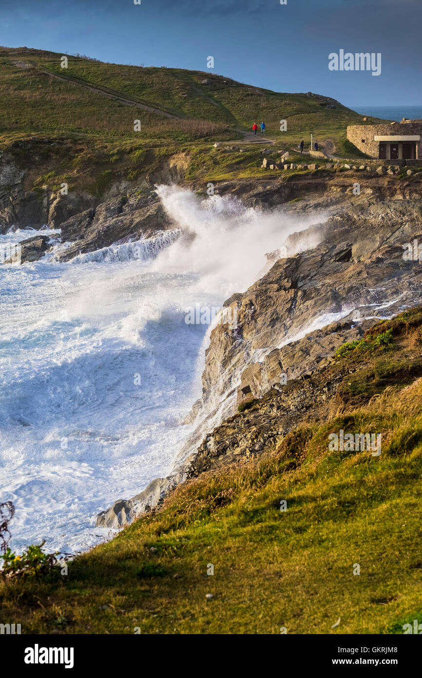 Windige Wetter fährt große Wellen auf die Felsen auf den Towan Strand in Newquay, Cornwall. Stockfoto