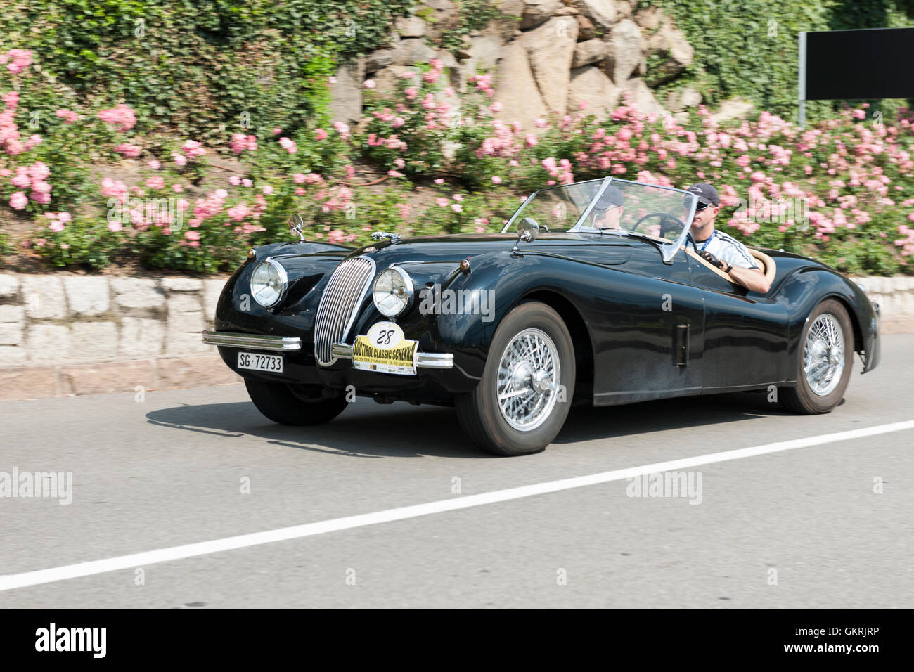 Meran, Italien - 8. Juli 2016: Jaguar XK 120 OTS Schenna Straße in Richtung Schenna Dorf Stockfoto