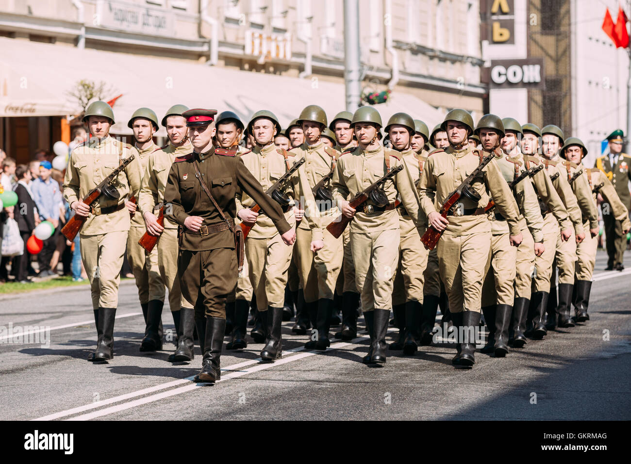 Die marschierenden bewaffnet Bildung von Männern, die Teilnehmer der Parade, verkleidet als russischen sowjetischen Soldaten des zweiten Weltkriegs Zeit mit der von Stockfoto